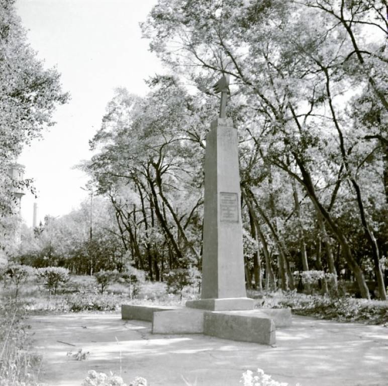 obelisk na meste gibeli ivana derbenёva avgust 1979 gjpg