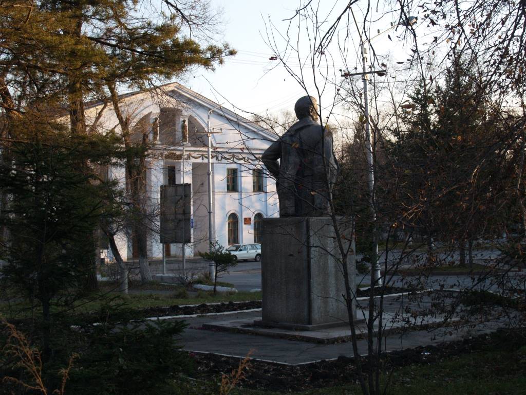 pamyatnik ivanu derbenёvu na fone doma kultury imeni sergeya lazo 2008 gJPG