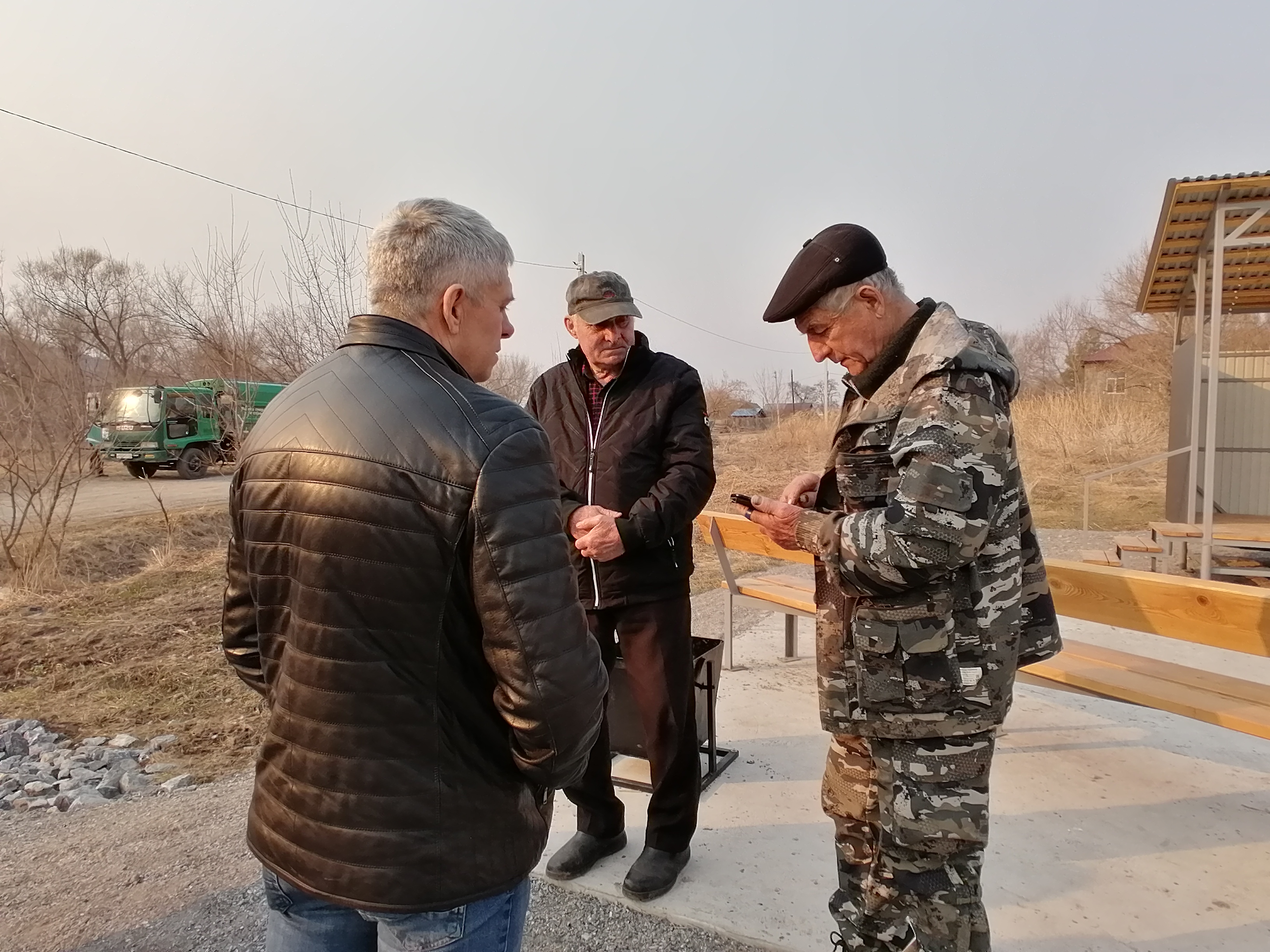 zhiteli zapisyvayut nomer telefona deputata