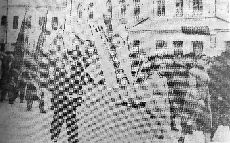 prohodit kolonna pobeditelya predmayskogo sorevnovaniya kollektiva shveynoy fabriki
